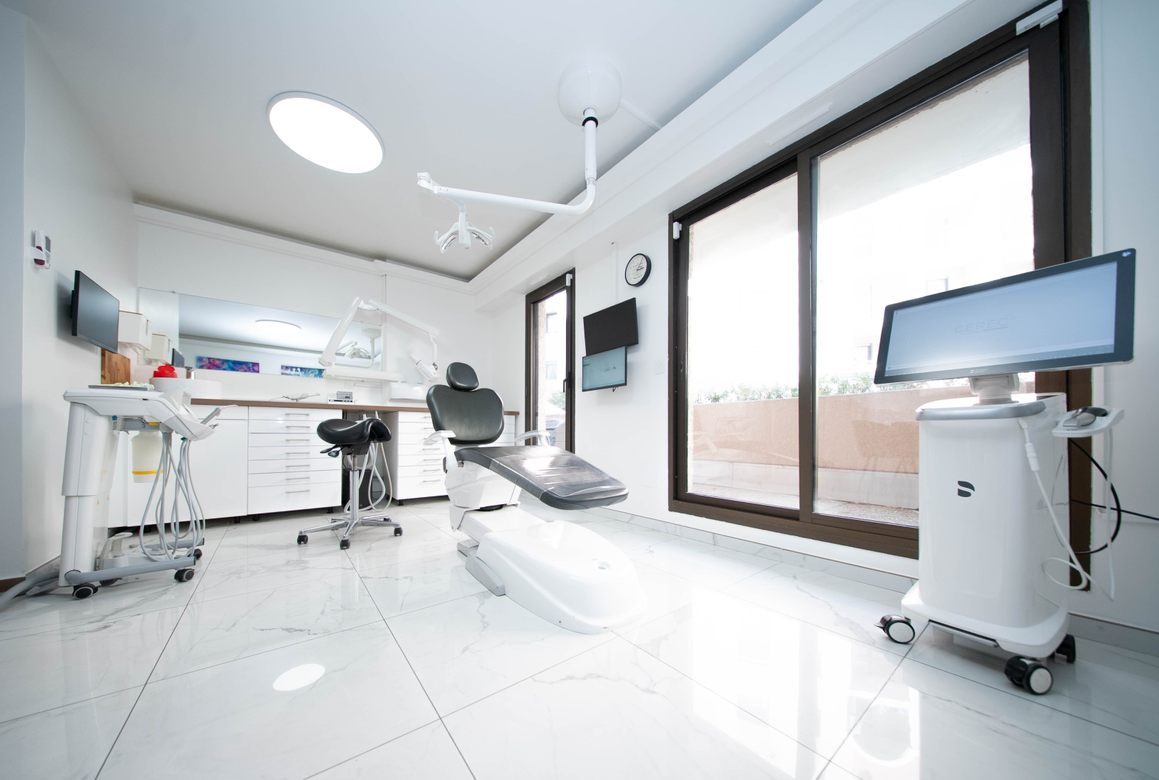 Implant dentaire à Cagnes-sur-Mer : remplacez une dent manquante avec une solution fixe, esthétique et durable du Dr Gandjizadeh.